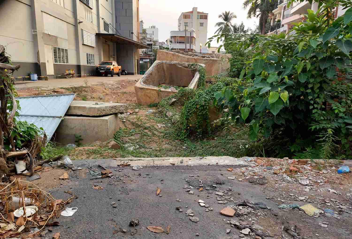 Kênh A41 đoạn giao đường nối Trần Quốc Hoàn đã lắp xong cống hộp.  Ảnh: Minh Quân