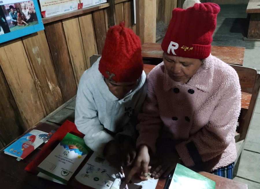 Dù mưa hay lạnh, dù cả ngày vất vả trên nương rẫy, học viên vẫn chăm chỉ ra lớp.