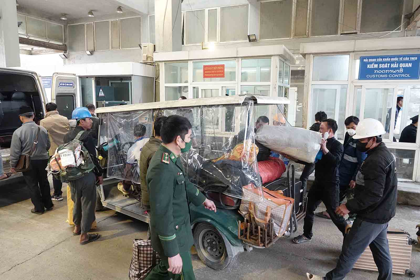 Nhiều người làm thủ tục nhập cảnh từ Lào vào Việt Nam. Ảnh: Trần Tuấn.