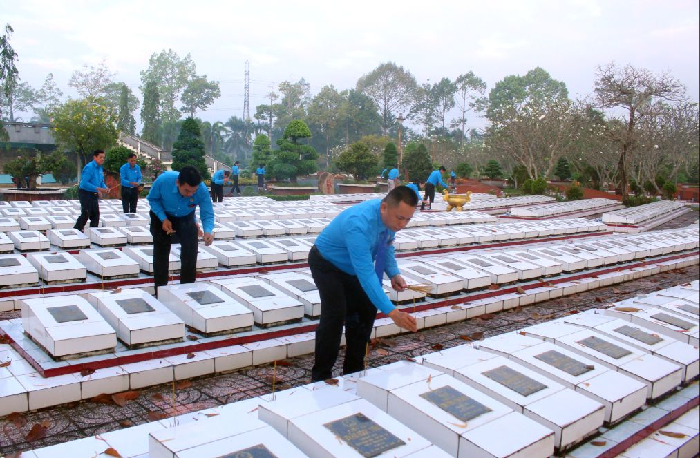 Các đại biểu dâng hương tại các ngôi mộ trong nghĩa trang. Ảnh: Lục Tùng