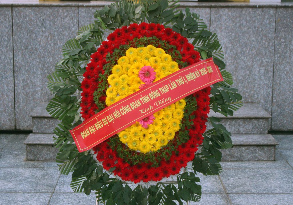 Hoa của Đoàn đại biểu dự Đại hội Công đoàn tỉnh Đồng Tháp dâng tại Nghĩa trang. Ảnh: Lục Tùng