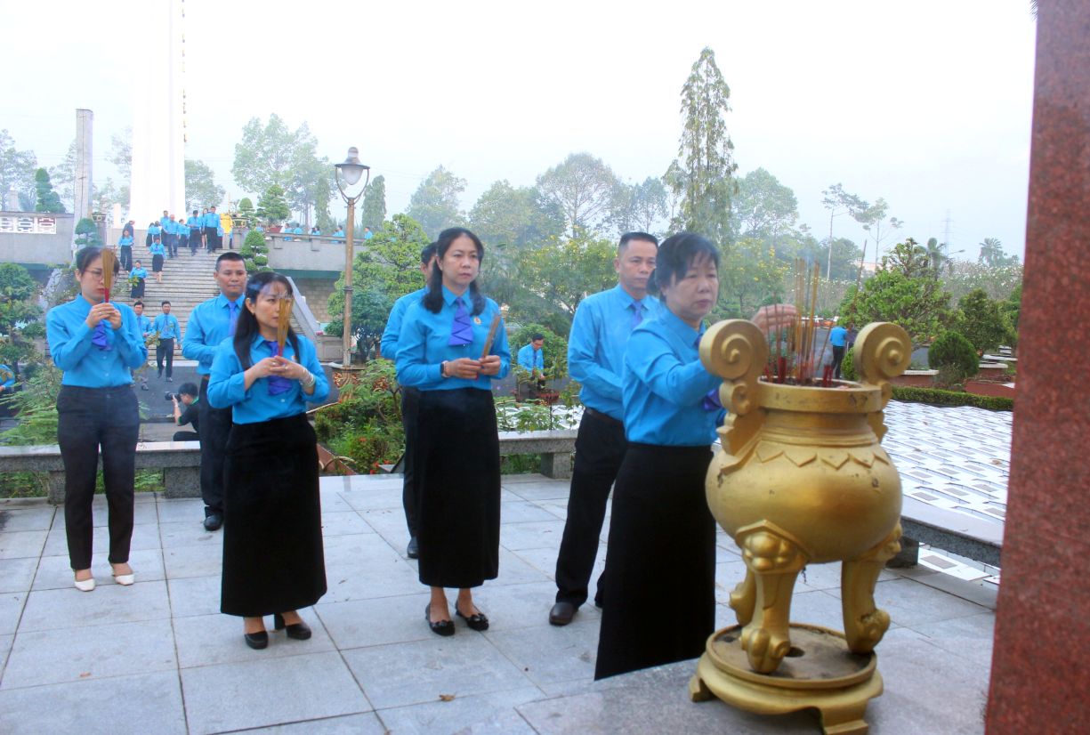 Bà Huỳnh Thị Tuyết Vui - Ủy viên Ban chấp hành Tổng Liên đoàn lao động (LĐLĐ) Việt Nam, Tỉnh ủy viên, Phó Chủ tịch Ủy ban Mặt trận Tổ quốc Việt Nam tỉnh, Chủ tịch LĐLĐ tỉnh Đồng Tháp dâng hương tại nghĩa trang. Ảnh: Lục Tùng