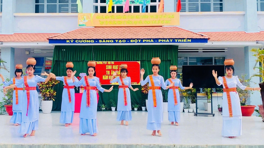 Học sinh các Trường Phổ thông Dân tộc Nội trú ở Lâm Đồng tham gia hoạt động để giữ gìn bản sắc văn hóa dân tộc.