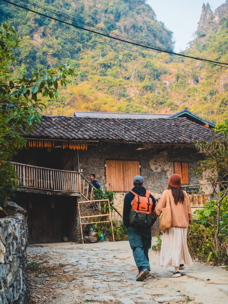 Hai trẻ nhỏ dạo chơi trên đường làng Khuổi Ky