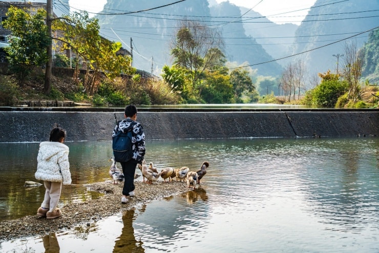 Suối Lê Nin với làn nước trong xanh nhìn thấy đáy
