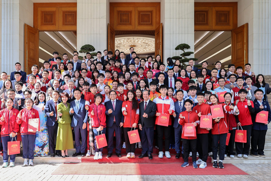 Thủ tướng Phạm Minh Chính, Bộ trưởng Nguyễn Kim Sơn và học sinh đoạt giải tại các kỳ thi quốc tế năm 2025 - Ảnh: VGP/Nhật Bắc