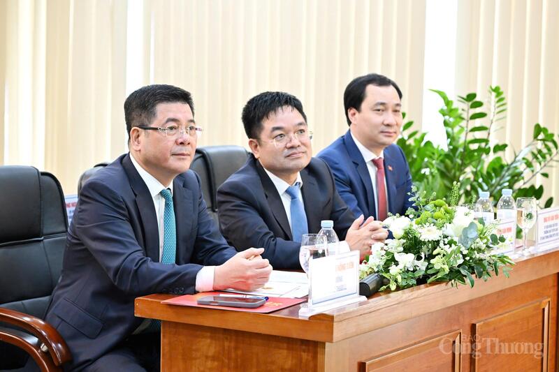 Bộ trưởng Nguyễn Hồng Diên cùng các đại biểu tham dự lễ trao giải. Ảnh: Cấn Dũng