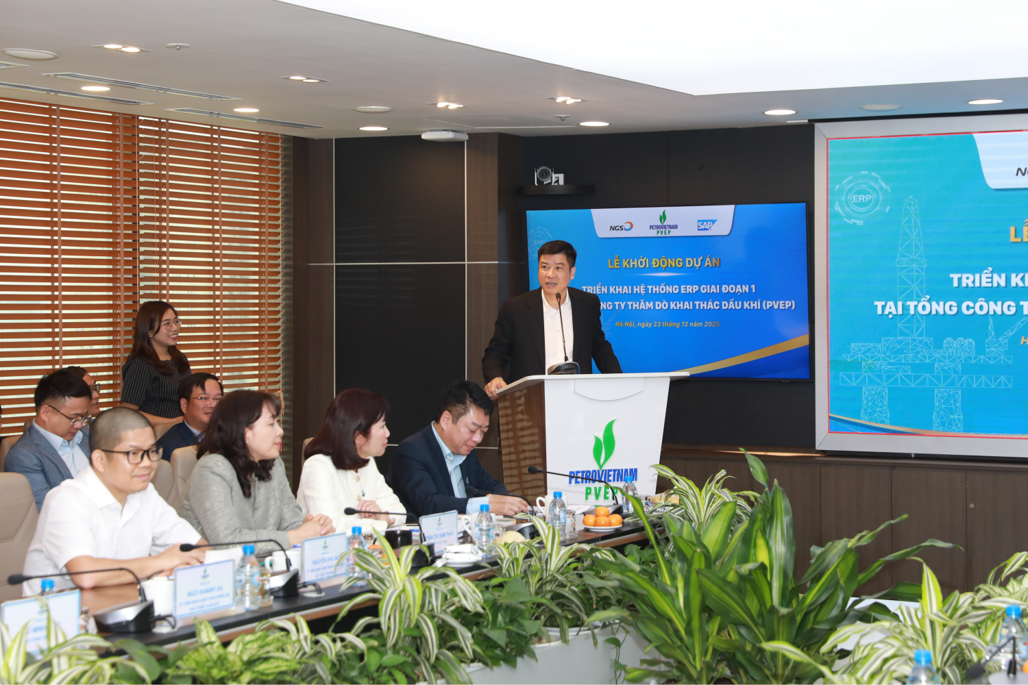 ông Phạm Thế Trường - Tổng Giám đốc NGS cho biết ERP là nền móng đầu tiên trong hành trình chuyển đổi số dài hạn của PVEP, mở ra cơ hội triển khai thêm nhiều dự án công nghệ trong 3 - 5 năm tới. Ông cho biết việc được PVEP tin tưởng lựa chọn là đơn vị triển khai Dự án là vinh dự lớn với NGS. Với kinh nghiệm thực tiễn trong nhiều dự án lớn cùng khả năng thích nghi cao của giải pháp SAP, NGS tin tưởng Dự án ERP giai đoạn 1 của PVEP sẽ đạt được các mục tiêu đề ra và có thể về đích đúng tiến độ, thậm chí sớm hơn kế hoạch. Cùng phát biểu tại buổi lễ, Tổng Giám đốc SAP Việt Nam Nguyễn Hồng Việt khẳng định SAP sẽ đồng hành và gắn kết chặt chẽ cùng PVEP và NGS, đóng góp tối đa năng lực và kinh nghiệm toàn cầu để Dự án được triển khai hiệu quả và thành công.