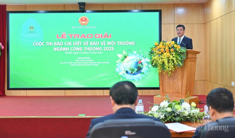 Bộ trưởng Bộ Công Thương Nguyễn Hồng Diên phát biểu tại Lễ trao giải cuộc thi Báo chí viết về bảo vệ môi trường ngành Công Thương năm 2025”. Ảnh: Cấn Dũng