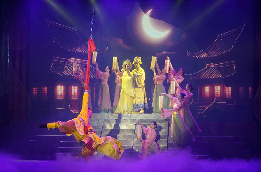 Vở xiếc - cải lương 'Trần Nhân Tông' vừa được công diễn tại Hà Nội. Ảnh: Hoàng Anh