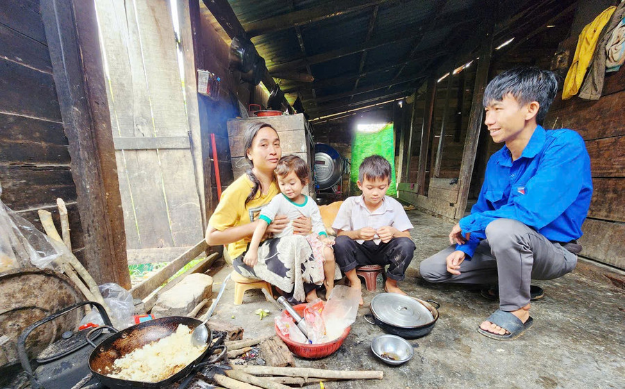 Anh Hoàng Vĩnh Hải - Bí thư Chi đoàn buôn Ea Rớt đến nhà tuyên truyền, vận động người dân ra lớp học chữ. (Ảnh: TT)