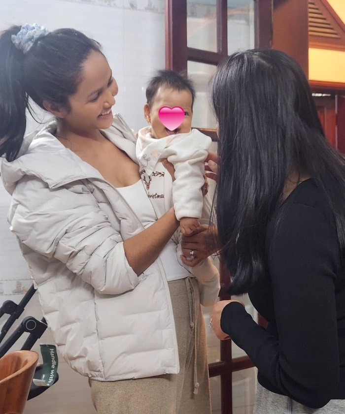 H'Hen Niê chia sẻ về quá trình phát triển của con qua từng giai đoạn.