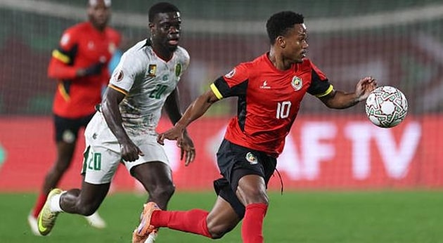 Cameroon thắng ngược Mozambique với tỷ số 2-1.