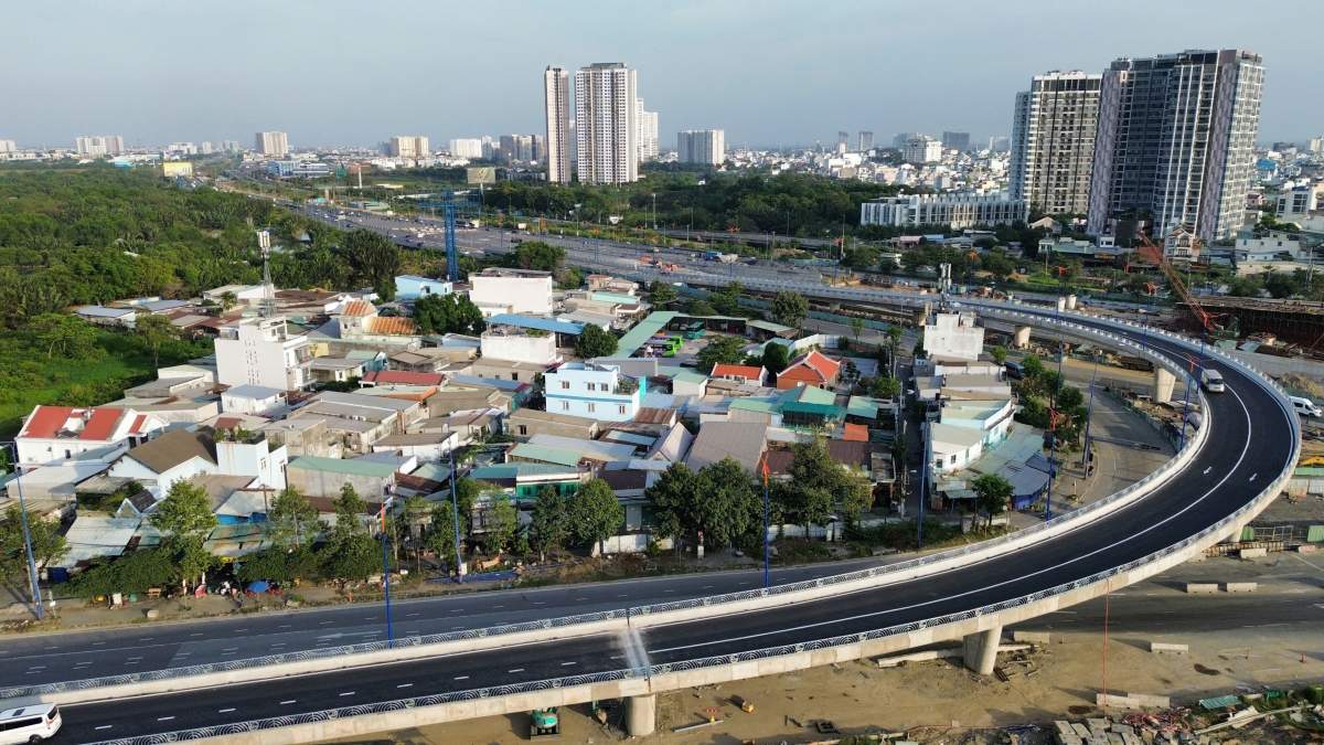 Thông xe nhánh cầu N2 nút giao An Phú. Ảnh: Anh Tú