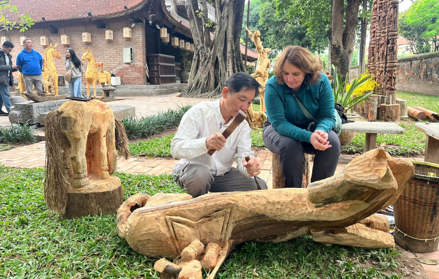 Nhà nghiên cứu Đặng Minh Tâm trực tiếp tạc tượng tại không gian trưng bày. ngua-ve-pho-2.jpg