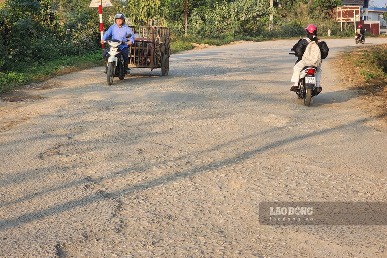 Đường tỉnh 315 đã xuống cấp. Ảnh: Tô Công.