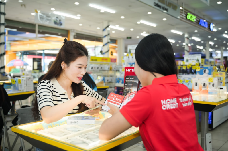 Nhân viên Home Credit tư vấn cho khách hàng về các gói vay. Ảnh: Home Credit