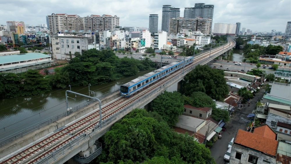 Tuyến Metro số 1 chạy qua rạch Văn Thánh.  Ảnh: Anh Tú