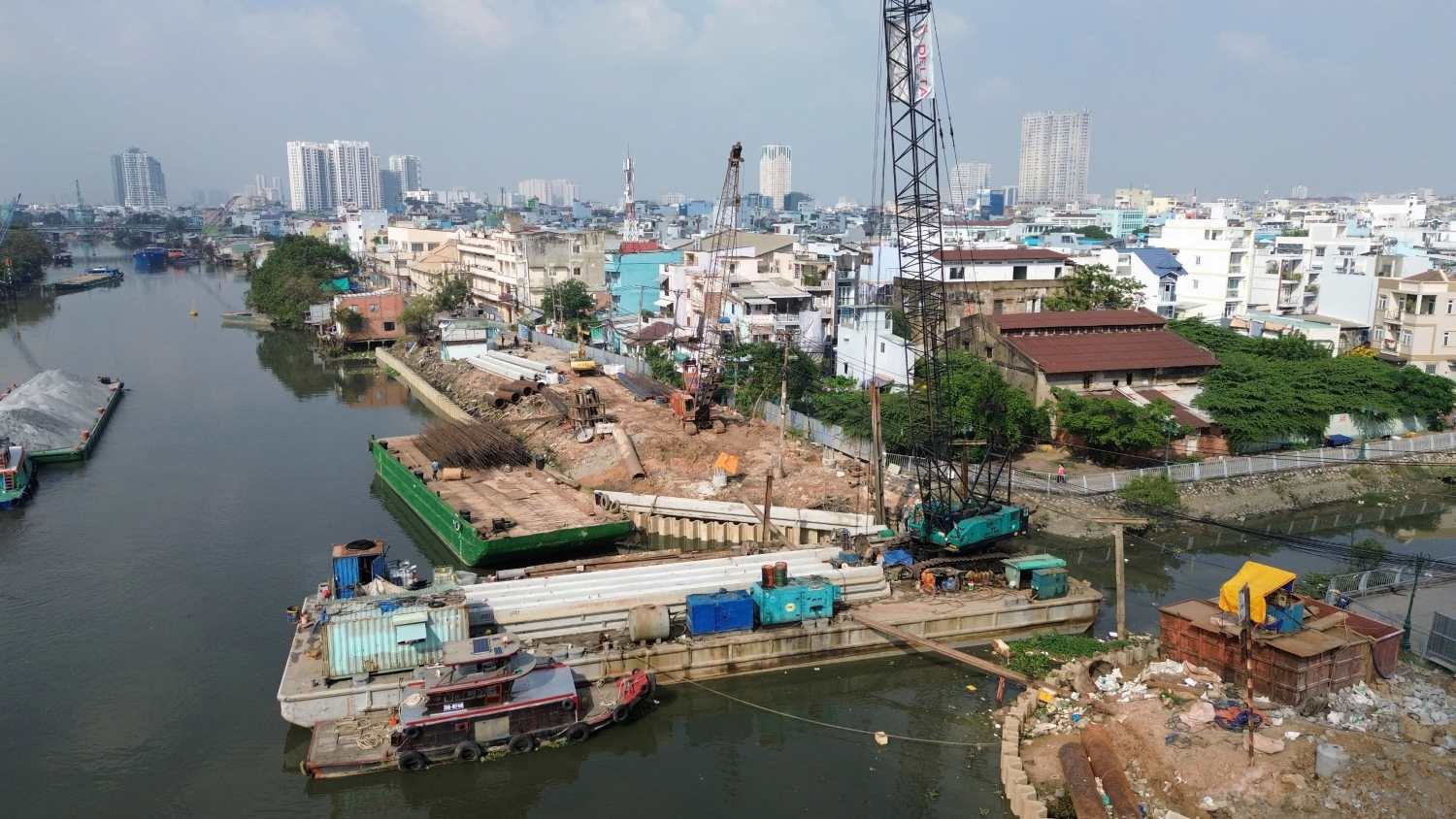 Thi công tại khu vực đã được bàn giao mặt bằng sạch. Ảnh: Anh Tú