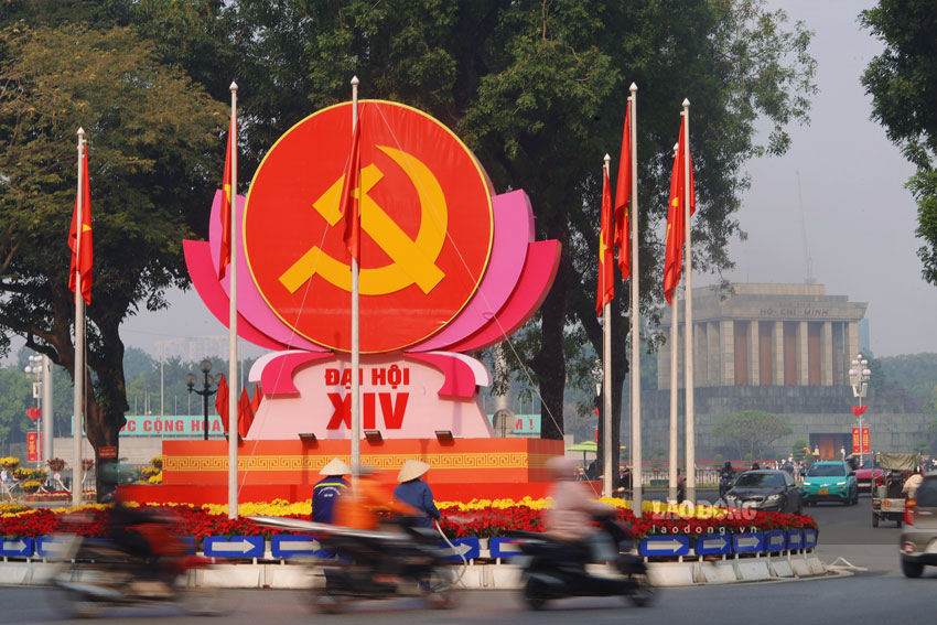 Những ngày này, khắp các tuyến phố tại Hà Nội đã khoác lên mình màu áo rực rỡ đón mừng Đại hội đại biểu toàn quốc lần thứ XIV của Đảng. Tại nút giao Điện Biên Phủ - Độc Lập, biểu tượng búa liềm cùng cờ Đảng, cờ Tổ quốc được bố trí trang trọng, phía sau là Lăng Chủ tịch Hồ Chí Minh.