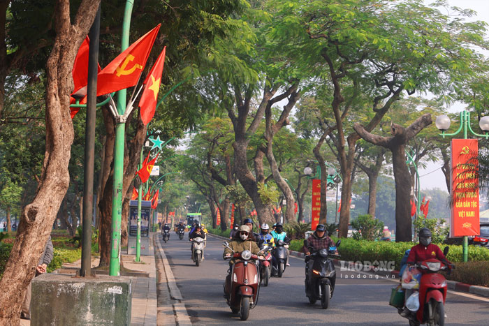 Dọc tuyến đường Thanh Niên, cờ đỏ sao vàng cùng loạt băng rôn được treo trang trọng.
