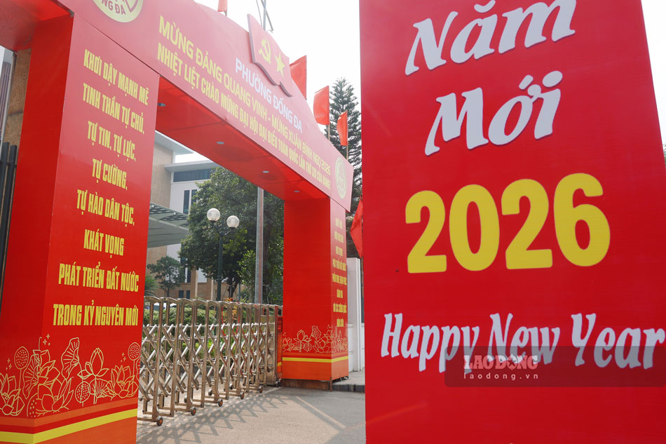 Tại nhiều trụ sở, cơ quan, các tấm áp phích, khẩu hiệu lớn được đặt trang trọng. Hình ảnh tại UBND phường Đống Đa.