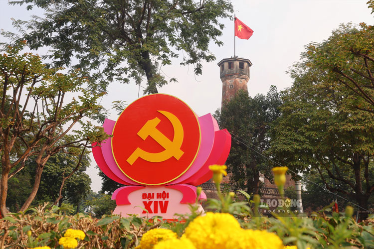 Mô hình chào mừng Đại hội Đảng được đặt tại khu vực công viên Lê-nin, gần Cột cờ Hà Nội.