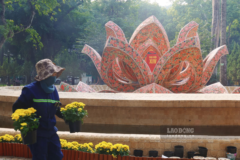 Công nhân tất bật chuẩn bị từng chậu cây, bồn hoa tươi mới. Từ nay cho đến khi bế mạc Đại hội, cây và hoa sẽ được thay mới, đảm bảo không gian phố phường luôn rực rỡ.