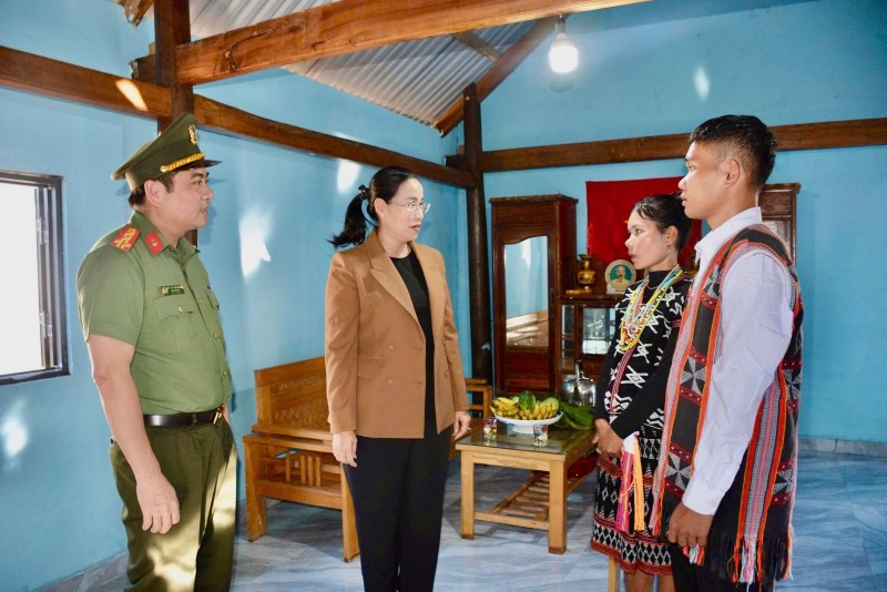 Không chỉ được trao quà Tết, người dân vùng cao Đà Nẵng còn được hỗ trợ dựng lại nhà mới sau thiên tai. Ảnh: Trường An