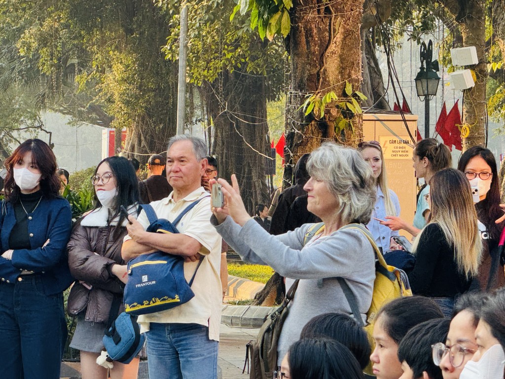 Những khán giả nước ngoài thích thú ghi lại video về một Hà Nội đậm chất văn hoá Những khán giả nước ngoài thích thú ghi lại video về một Hà Nội đậm chất văn hoá