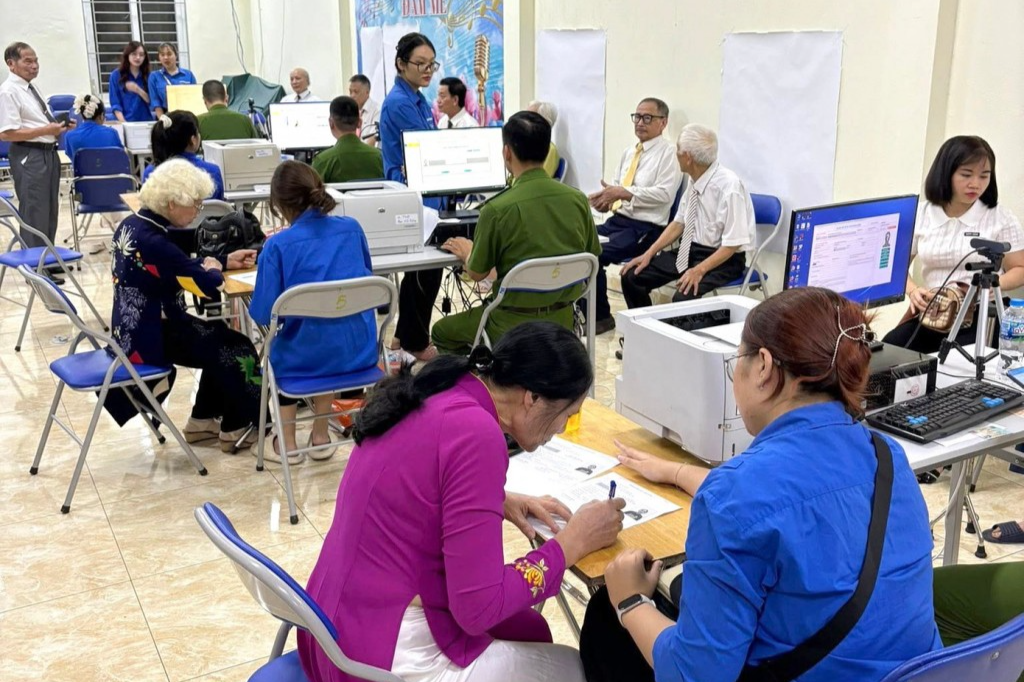 Thanh niên Thủ đô hỗ trợ người dân chuyển đổi số Thanh niên Thủ đô hỗ trợ người dân chuyển đổi số