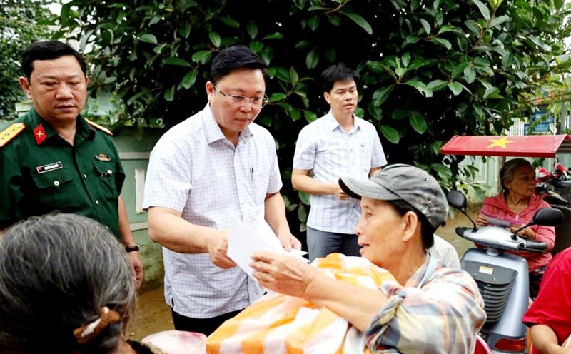 Ông Lê Trí Thanh - Chủ tịch UBMT TQVN TP Đà Nẵng trao quà hỗ trợ người dân vùng thiên tai. Ảnh: Trường An