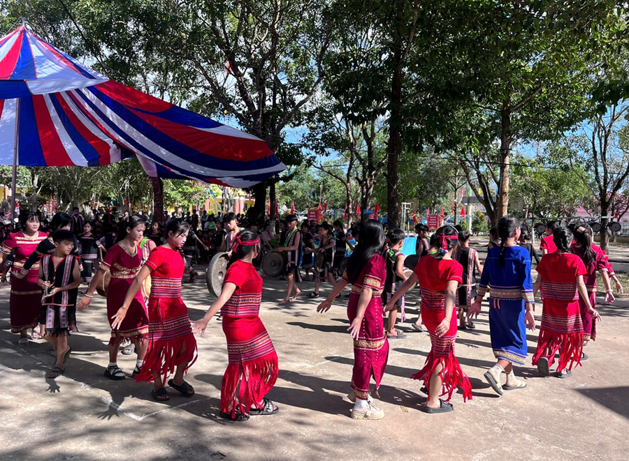 Học sinh trong bộ trang phục truyền thống vui trong tiếng cồng chiêng cùng điệu xoang uyển chuyển.