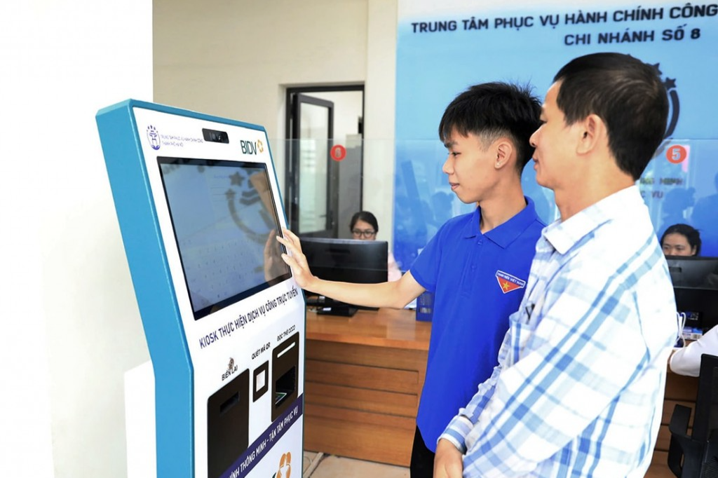 Thanh niên tình nguyện hỗ trợ người dân làm thủ tục hành chính Thanh niên tình nguyện hỗ trợ người dân làm thủ tục hành chính