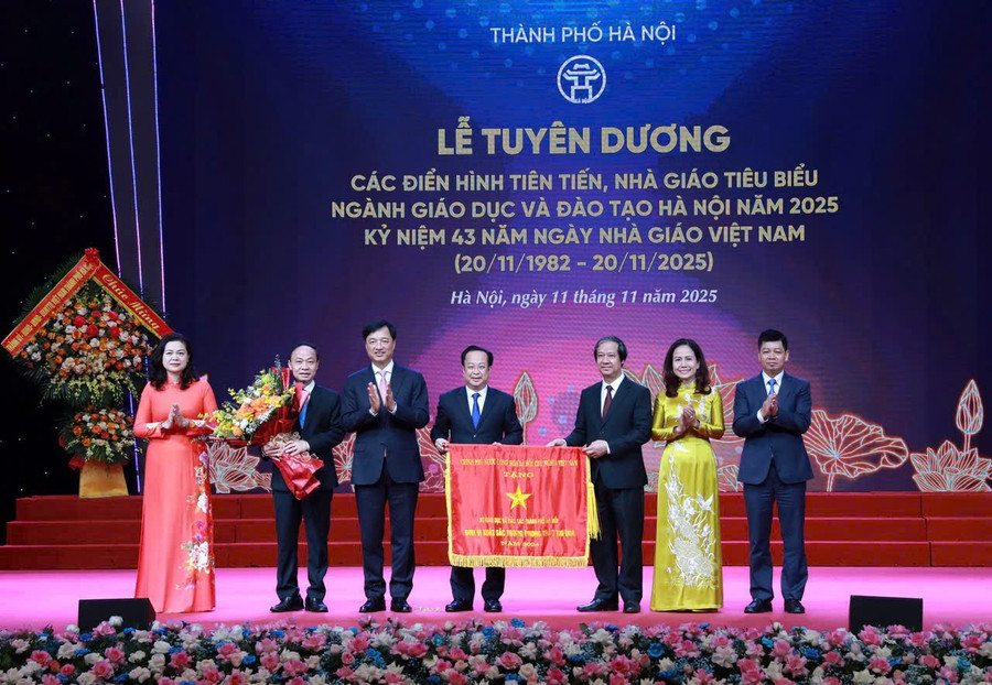 Bí thư Thành uỷ Hà Nội Nguyễn Duy Ngọc, Bộ trưởng Bộ Giáo dục và Đào tạo Nguyễn Kim Sơn trao cờ đơn vị xuất sắc phong trào thi đua và tặng hoa chúc mừng Sở Giáo dục và Đào tạo Hà Nội.
