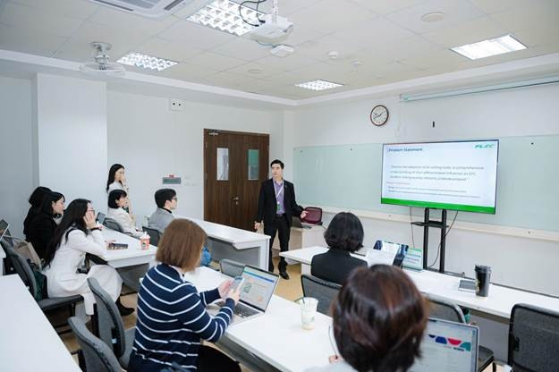 Chuyên gia chia sẻ tại Hội thảo FLEC 2026.