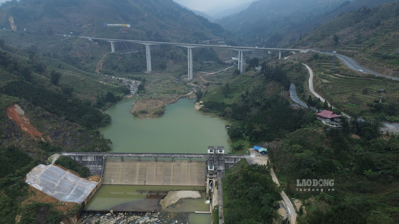 Khắc phục xong sạt lở, phương tiện có thể qua trạm thu phí và cầu Móng Sến. Ảnh: Đinh Đại