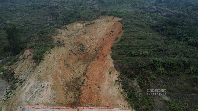 Nguyên nhân đất đá chưa thể hót dọn suốt nhiều tháng vì người dân không đồng tình và mong muốn đền bù. Ảnh: Đinh Đại