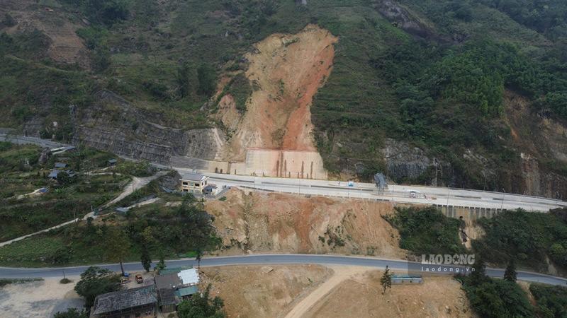 Đầu tháng 7.2025, ảnh hưởng của mưa bão khiến khu vực này bị sạt lở nghiêm trọng, vùi lấp một đoạn đường lớn khiến giao thông gián đoạn.