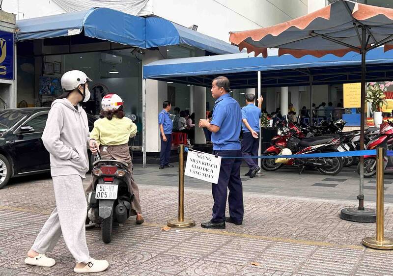 Công ty SJC tạm ngưng nhận khách giao dịch vàng nhẫn trong sáng 22.1. Ảnh: Hạ Mây