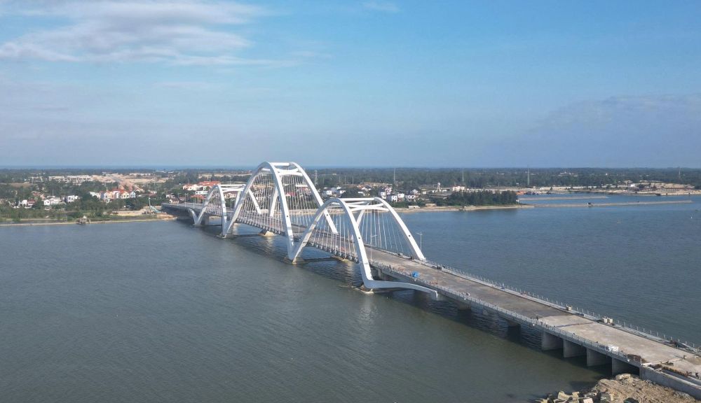 Đến thời điểm hiện nay, phần cầu Nhật Lệ 3 đã cơ bản hoàn thành, với chiều dài hơn 560 m, mặt cầu rộng 23,5 m. Ảnh: Công Sáng