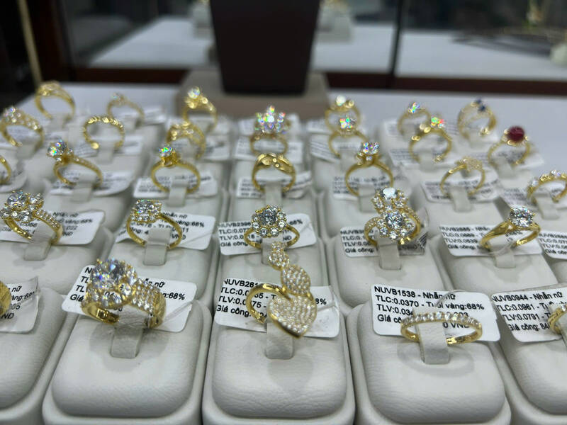 Giá vàng nhẫn và vàng miếng trong nước tiếp tục ở mức cao. Ảnh: Hạ Mây
