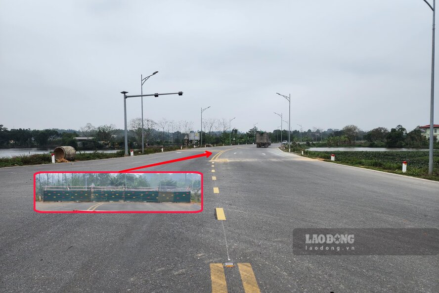 Nơi này từng lập lào chắn cứng, cấm toàn bộ phương tiện lưu thông vì chưa được nghiệm thu, bàn giao. Ảnh: Tô Công.