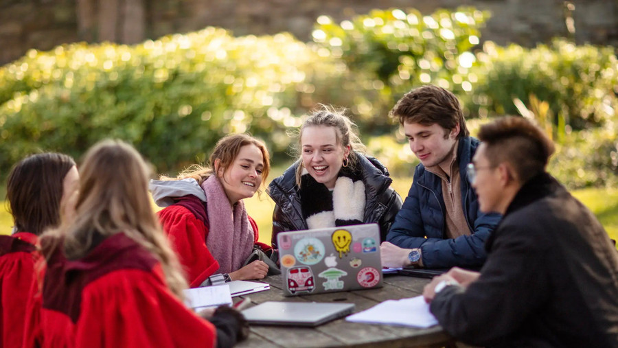 Anh sẽ mở trường tại nước ngoài.