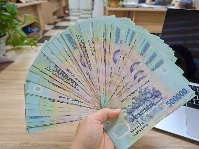 Lãi suất tiết kiệm 6 tháng tăng cao 7,3%