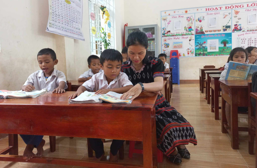 Giáo viên Trường Tiểu học và THCS A Xing (xã Lìa, Quảng Trị) hướng dẫn học sinh. Ảnh: NTCC 2026-mo-dau-cho-mot-nhip-tang-toc-moi-cua-giao-duc-6.jpg