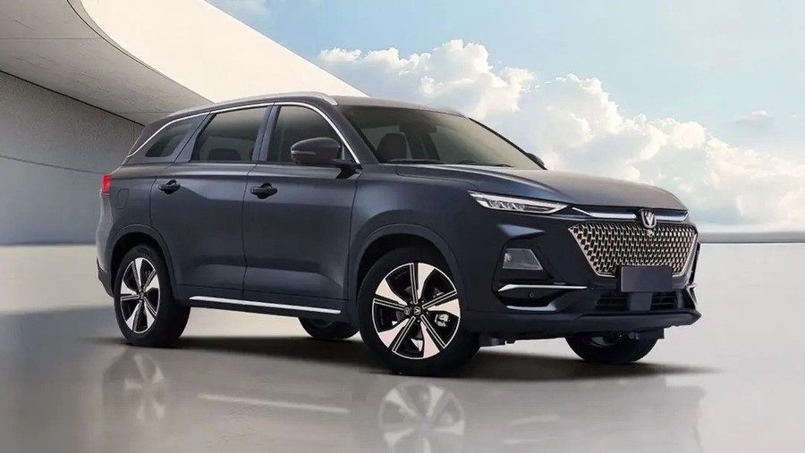 SUV Trung Quốc lập kỷ lục Guinness với cú nhảy băng ngoạn mục