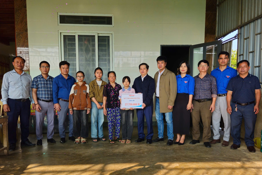 Ông Bùi Nhân Sâm - Giám đốc Sở GD&ĐT Hà Tĩnh cùng đại diện Báo GD&TĐ cùng chính quyền địa phương trao quà bạn đọc, các tấm lòng hảo tâm đến hoàn cảnh gia đình thầy Sơn. 4.jpg