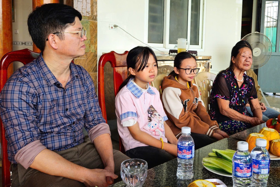 Hiện tại chỉ có 3 cháu nhỏ ở nhà với bà nội, mẹ các cháu đang vào chăm bố tại bệnh viện ở Huế. 1.jpg