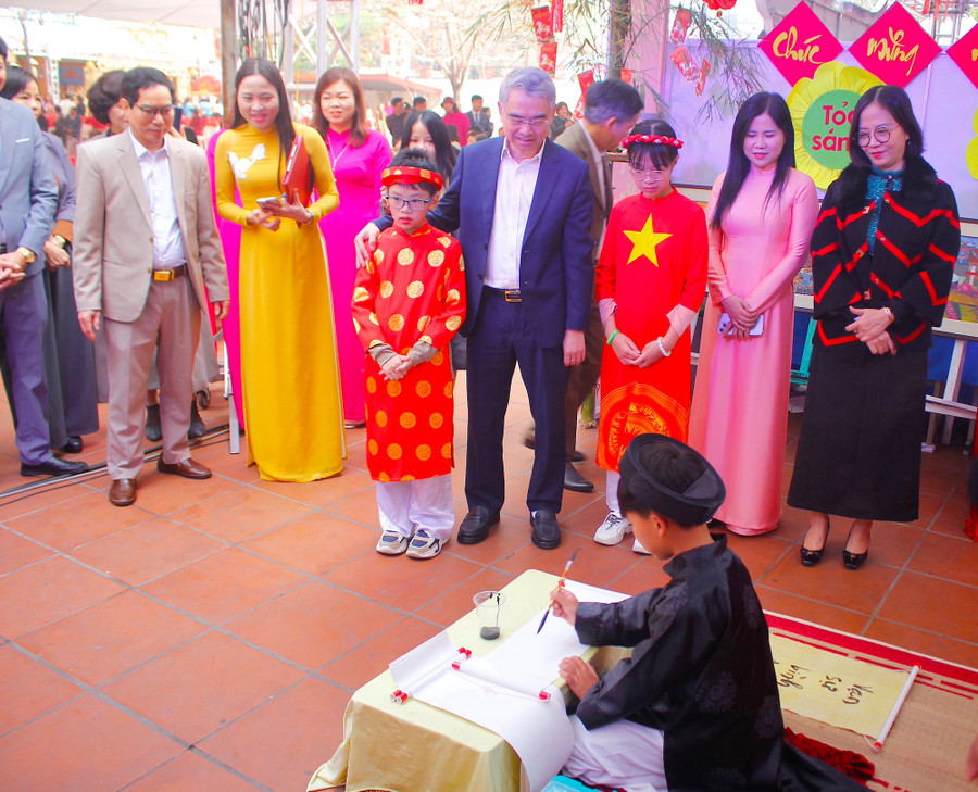 Các đại biểu tham quan gian trưng bày các sản phẩm dân gian, đặc sắc của mỗi địa phương do các cụm chuyên môn phía Nam Hưng Yên trưng bày. mg-0016.jpg